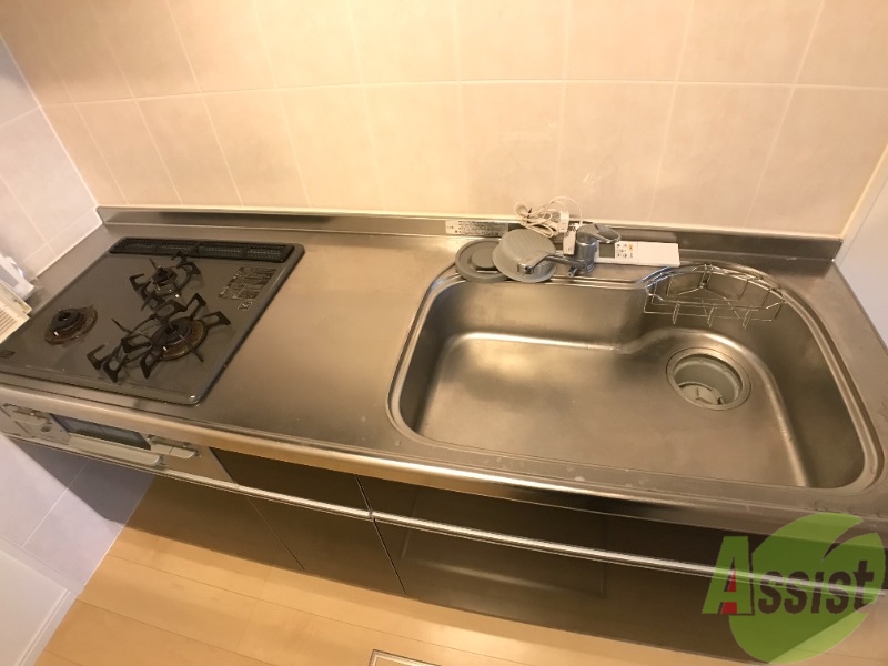 キッチン　システムキッチンは３口コンロでお料理が捗りそうですね。