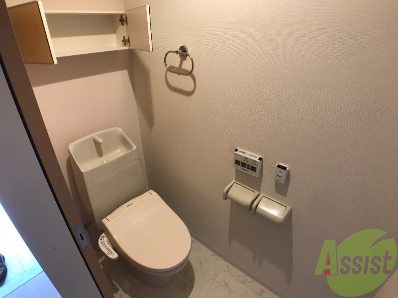 トイレ　温水洗浄便座なので快適に使用できそうですね。収納もあります。