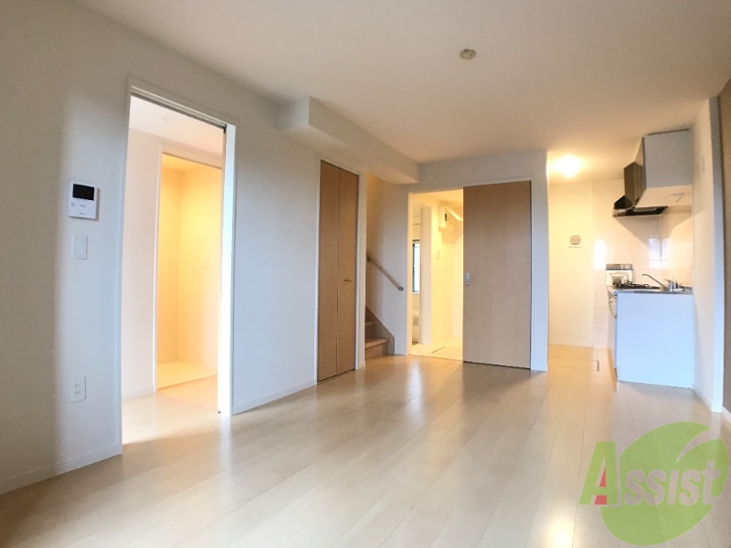 居室・リビング　リビングは白を基調とした明るい雰囲気のお部屋です。