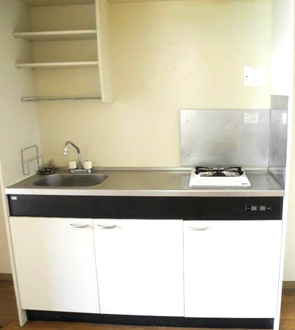 キッチン　単身者用キッチンとしては少し幅広で作業しやすいです