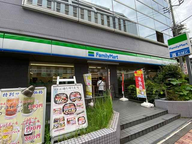 コンビニ　ファミリーマート（コンビニ）まで620m