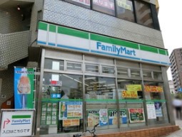 コンビニ　ファミリーマート牡丹三丁目店（コンビニ）まで359m