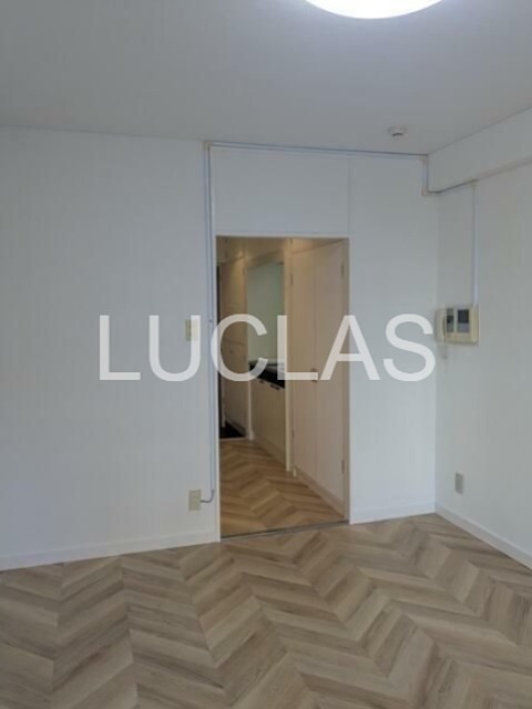 居室・リビング　落ち着いた色味の床材がくつろぎ空間を演出♪