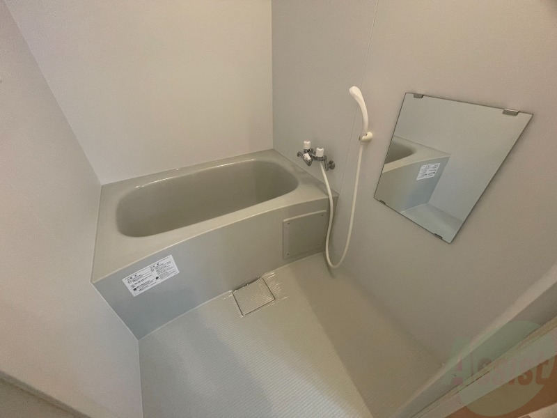 バス・シャワールーム　バスルームは狭すぎず、シャワーも浴びやすそうです。