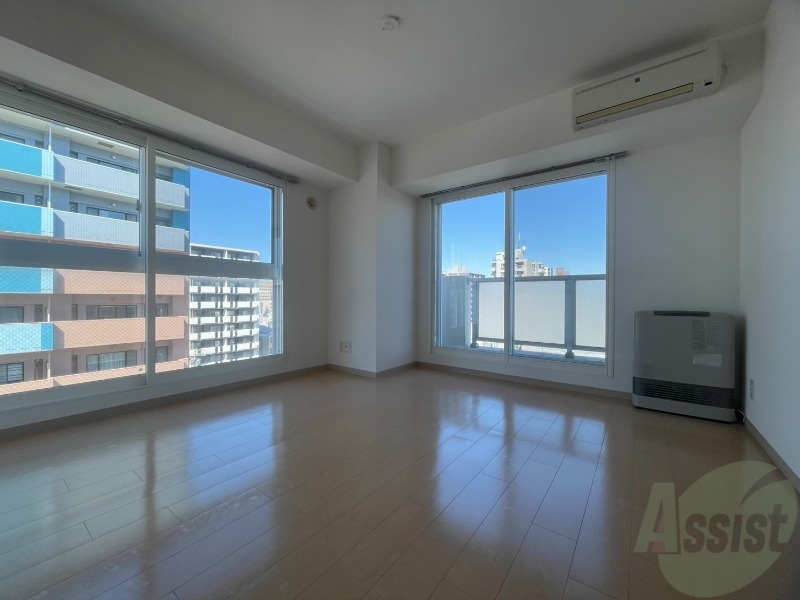 居室・リビング　白さが清潔感を出してくれます。お部屋も明るいですね。