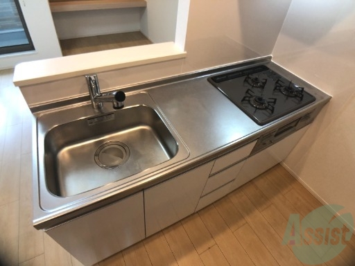 キッチン　調理スペースが確保されていて使いやすそうな印象でした。