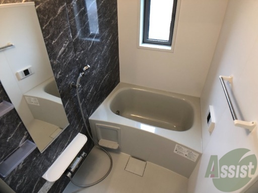 バス・シャワールーム　バスルームは狭すぎず、シャワーも浴びやすそうです。