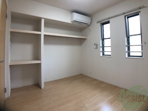 その他部屋・スペース　こちらは５．２帖の寝室です。落ち着きのあるお部屋です。