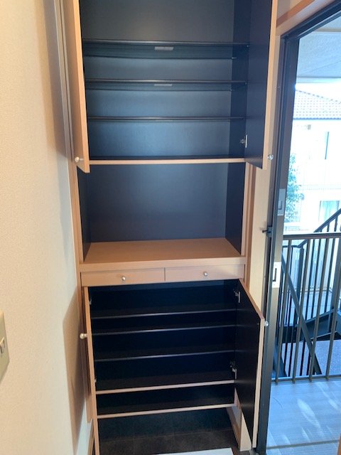 玄関　収納たっぷりの下駄箱付