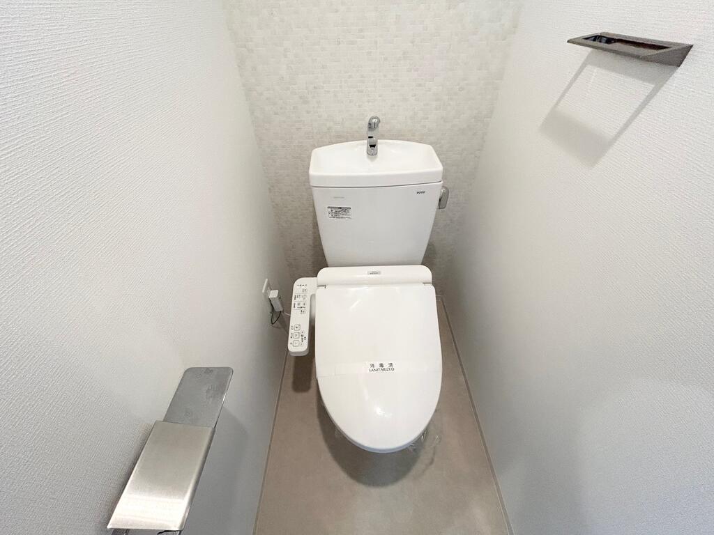 トイレ　※写真は同マンションの別室内の写真になります