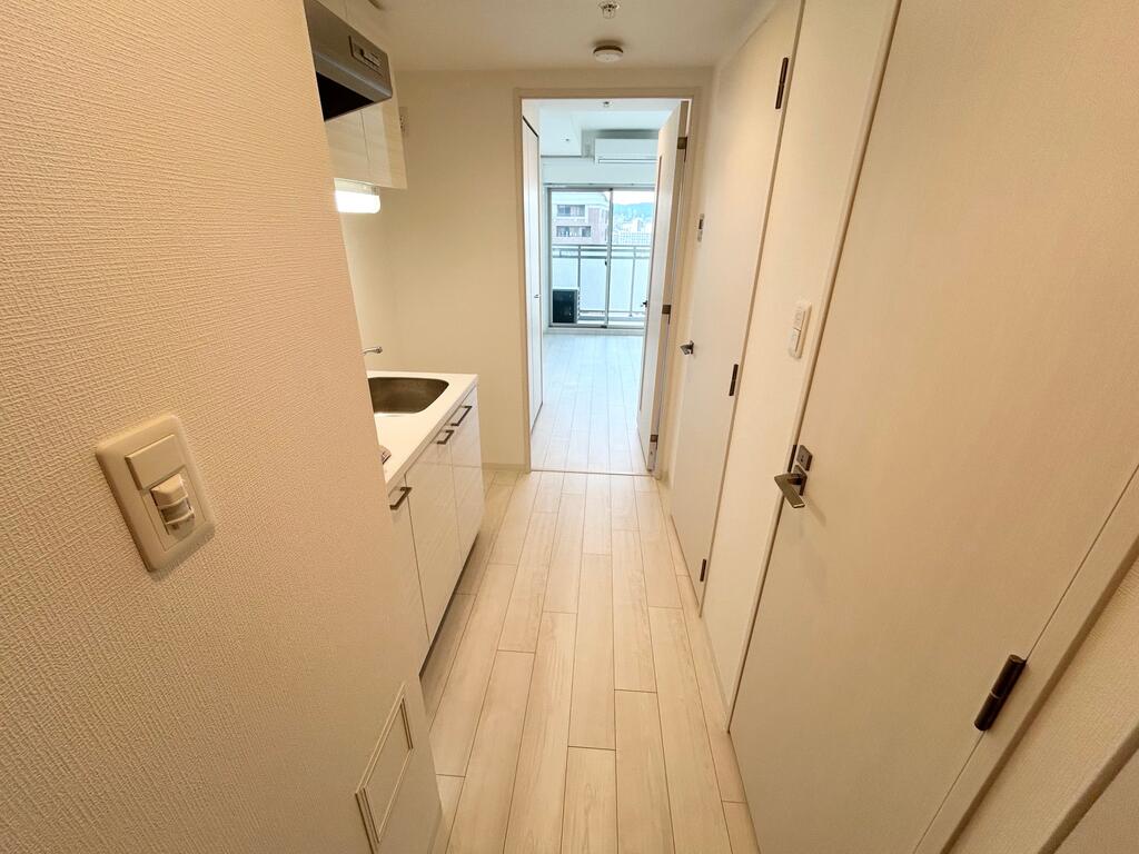 玄関　※写真は同マンションの別室内の写真になります