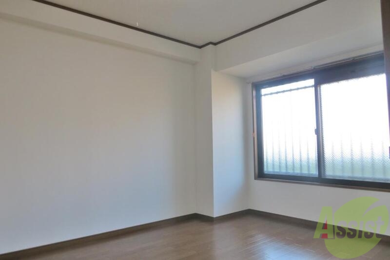 その他部屋・スペース　寝室に大きな窓がありとても明るくて気持ちいいですね。