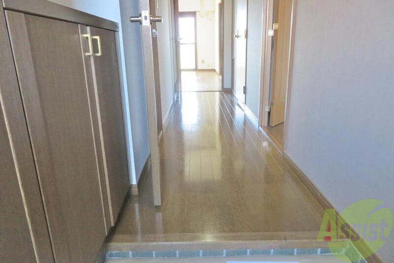 玄関　玄関からみた廊下も長くていいですね。