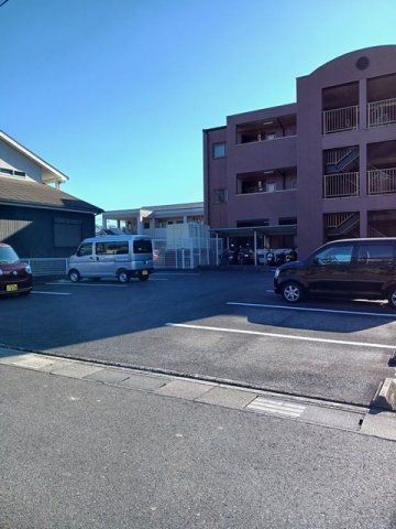 駐車場　駐車場があるので、車を買う予定の方も安心です