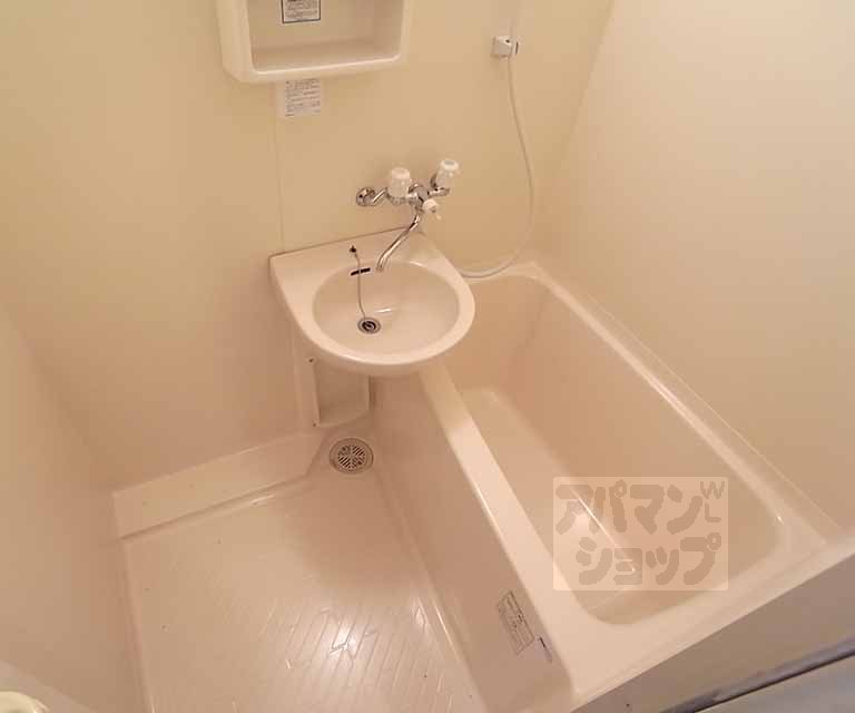 バス・シャワールーム　鏡付きのお風呂