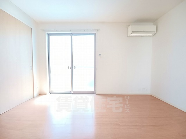 居室・リビング　同建物　別部屋