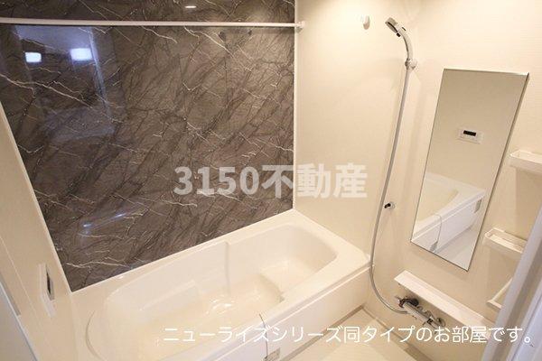 バス・シャワールーム　コンパクトで使いやすいお風呂です