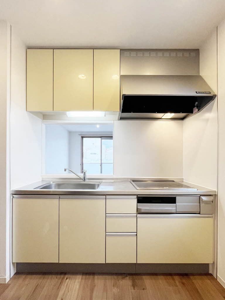 キッチン　システムキッチンです。三口ＩＨコンロで料理の時短に有効です。