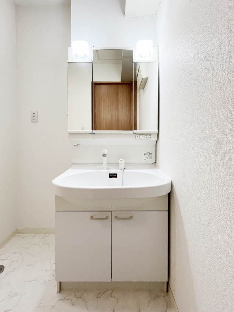 洗面設備　独立洗面化粧台です。収納もついており、ドライヤーなどもしま…