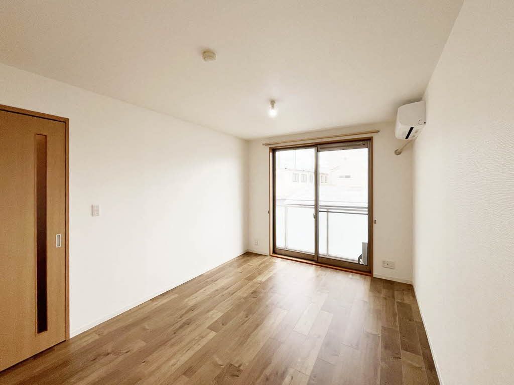 居室・リビング　リビングにはエアコンがついております。