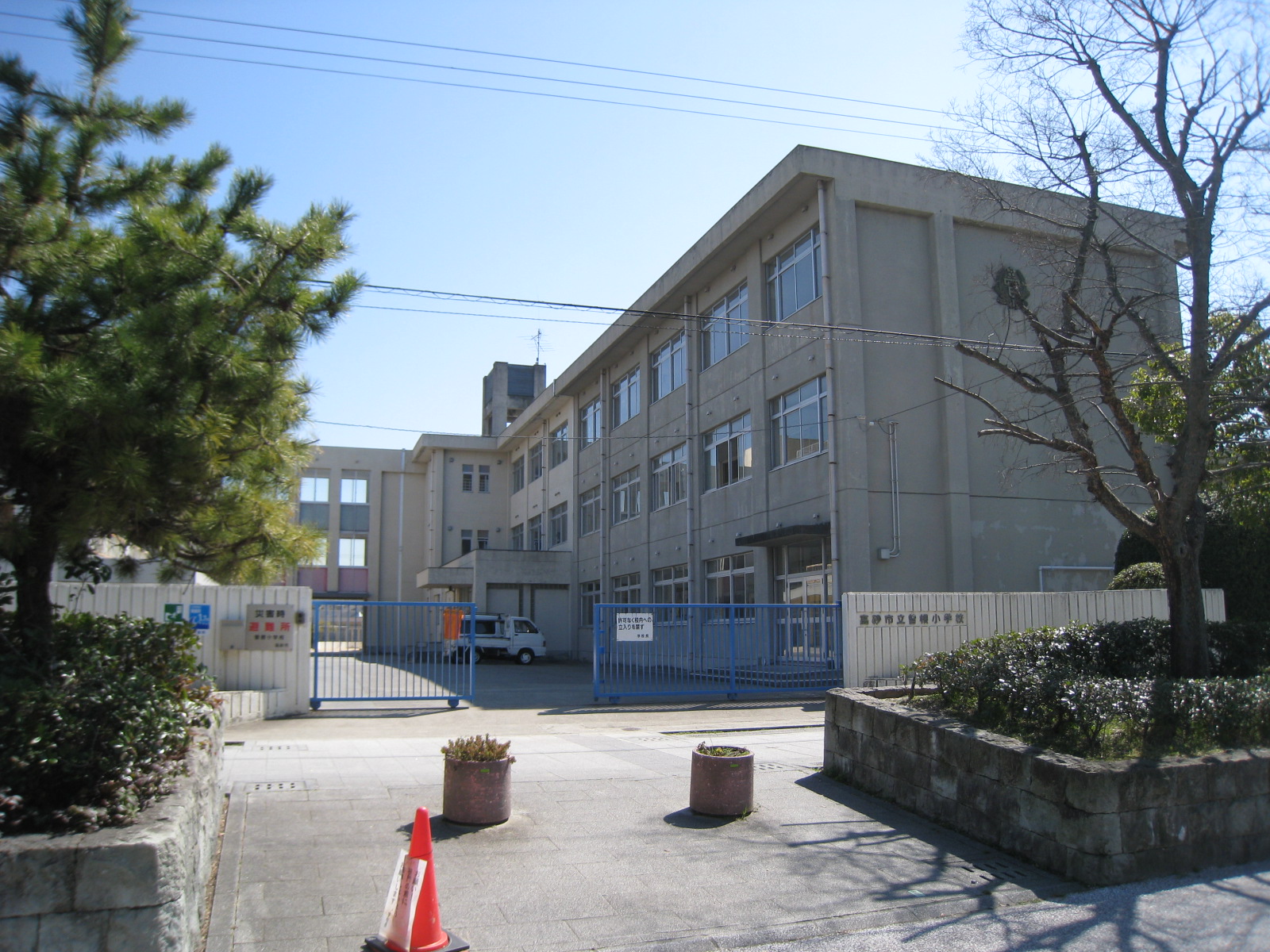 小学校　曽根小学校（小学校）まで439m