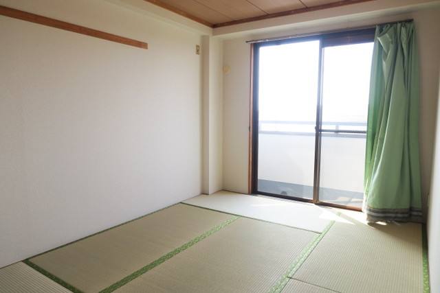 その他部屋・スペース　日差しが差込む癒しの和室。※カーテンは設備ではありません