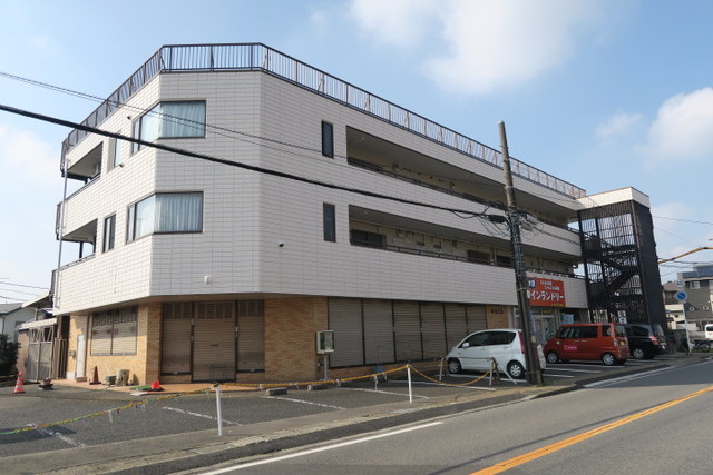建物外観　２駅利用可。南西向きの日当たりのよい物件です。