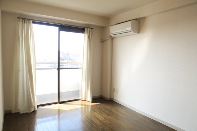 居室・リビング　日差しのさしこむ明るいお部屋。※カーテンは設備ではありません