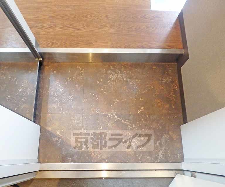 玄関　ローステップの玄関です。