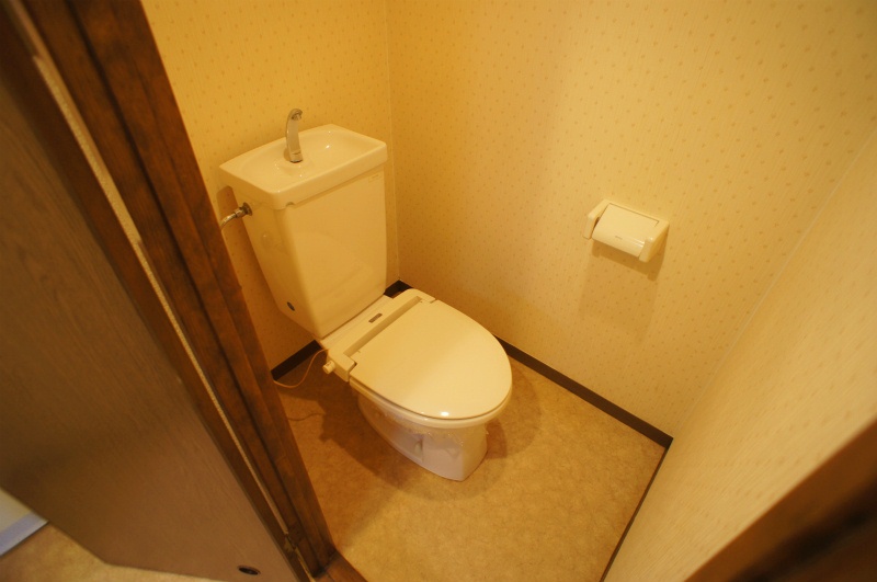 トイレ　落ち着いた色調のトイレです