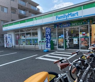 コンビニ　ファミリーマート 三ツ沢上町駅前店（コンビニ）まで298m
