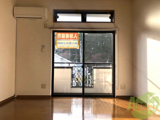 居室・リビング　８．２帖の洋室です。広々として、きれいですね