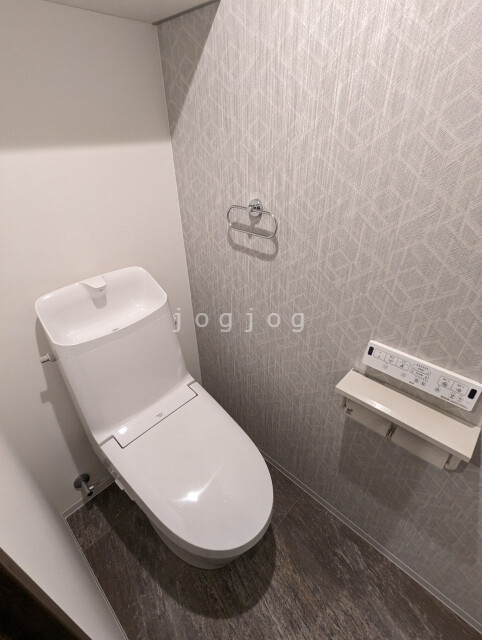 トイレ　トイレには温水洗浄便座、棚を完備しています。