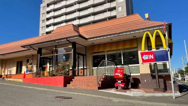 飲食店　マクドナルド白石南郷通店（飲食店）まで521m