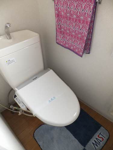 トイレ　落ち着いた色調のトイレです