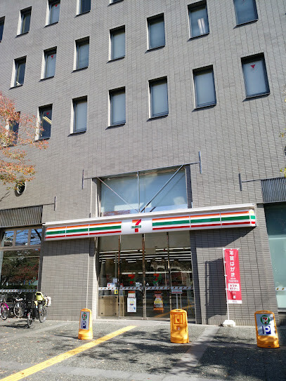 コンビニ　セブン-イレブン 江坂公園前店（コンビニ）まで130m