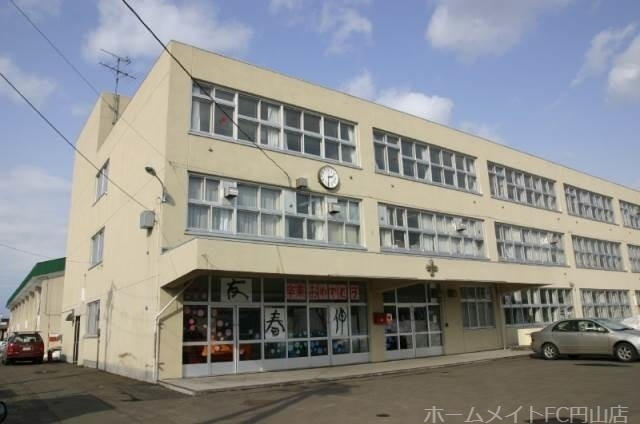 中学校　札幌市立西陵中学校（中学校）まで2115m