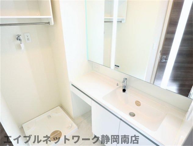 洗面設備　ワイドな鏡を備えた洗面化粧台♪
