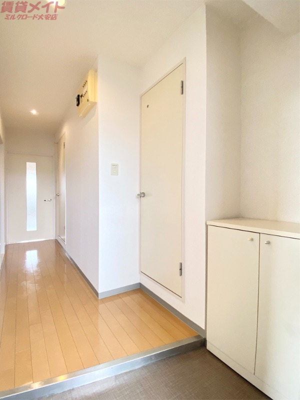 玄関　同物件別部屋の写真