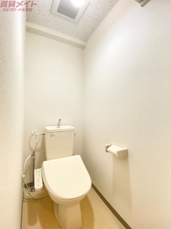 トイレ　同物件別部屋の写真