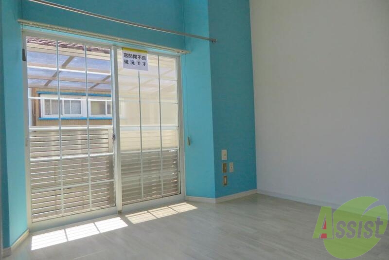 居室・リビング　陽当り良好のお部屋で、光がたくさん差し込んで気持ちいいですね