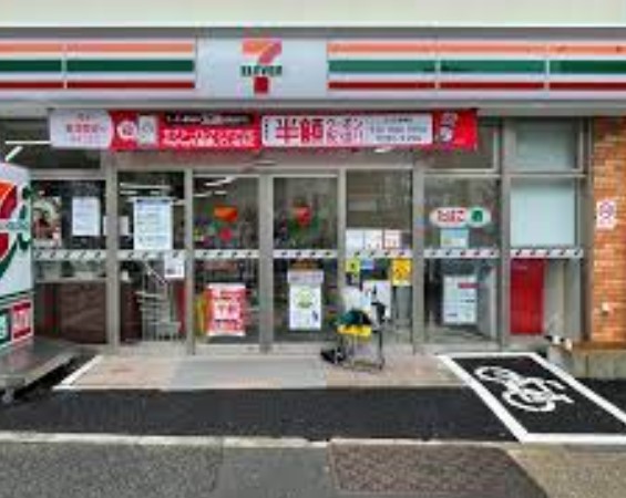 コンビニ　セブンイレブン新宿舟町店（コンビニ）まで109m