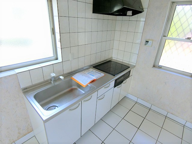 キッチン　写真は同建物の別部屋を参考に掲載しております。