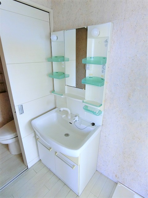 洗面設備　写真は同建物の別部屋を参考に掲載しております。