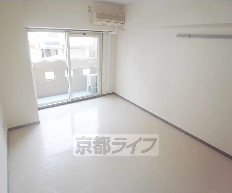 居室・リビング　白を基調としたとても綺麗なお部屋です。