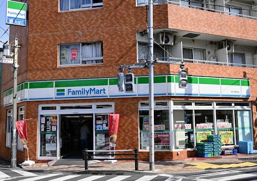 コンビニ　ファミリーマート新井薬師店（コンビニ）まで216m