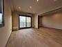居室・リビング　日当たりが良くて心地よく過ごせそうなお部屋です。