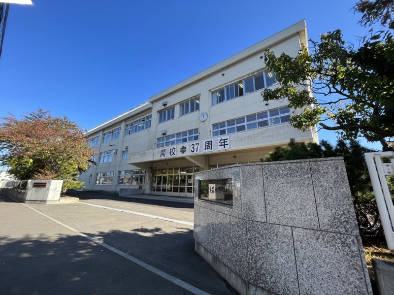 小学校　札幌市立東苗穂小学校（小学校）まで898m