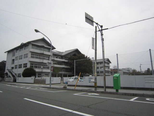 小学校　伊勢市立厚生小学校（小学校）まで896m