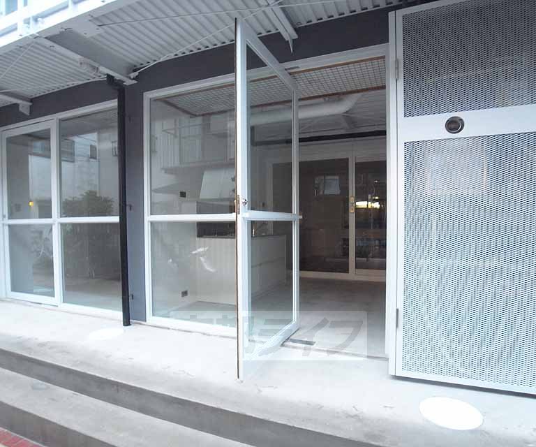 玄関　土間スペースに自転車置けます
